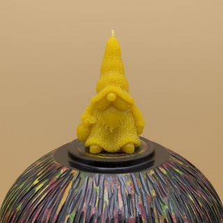 Trpaslík - sviečka zo včelieho vosku