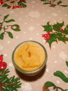 Čajová sviečka zo včelieho vosku zdobená - zajačik v sklenenom svietniku